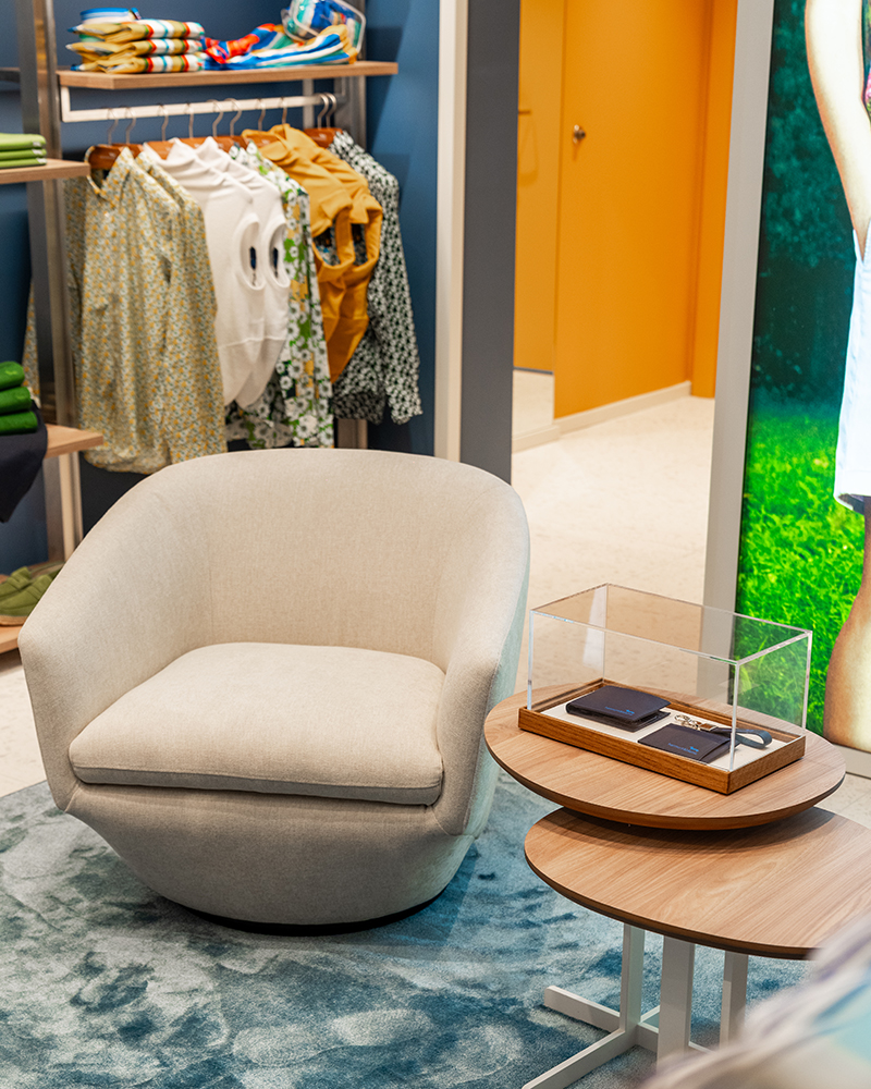 Detailansicht des Lounge-Bereichs mit Sessel und Accessoires.