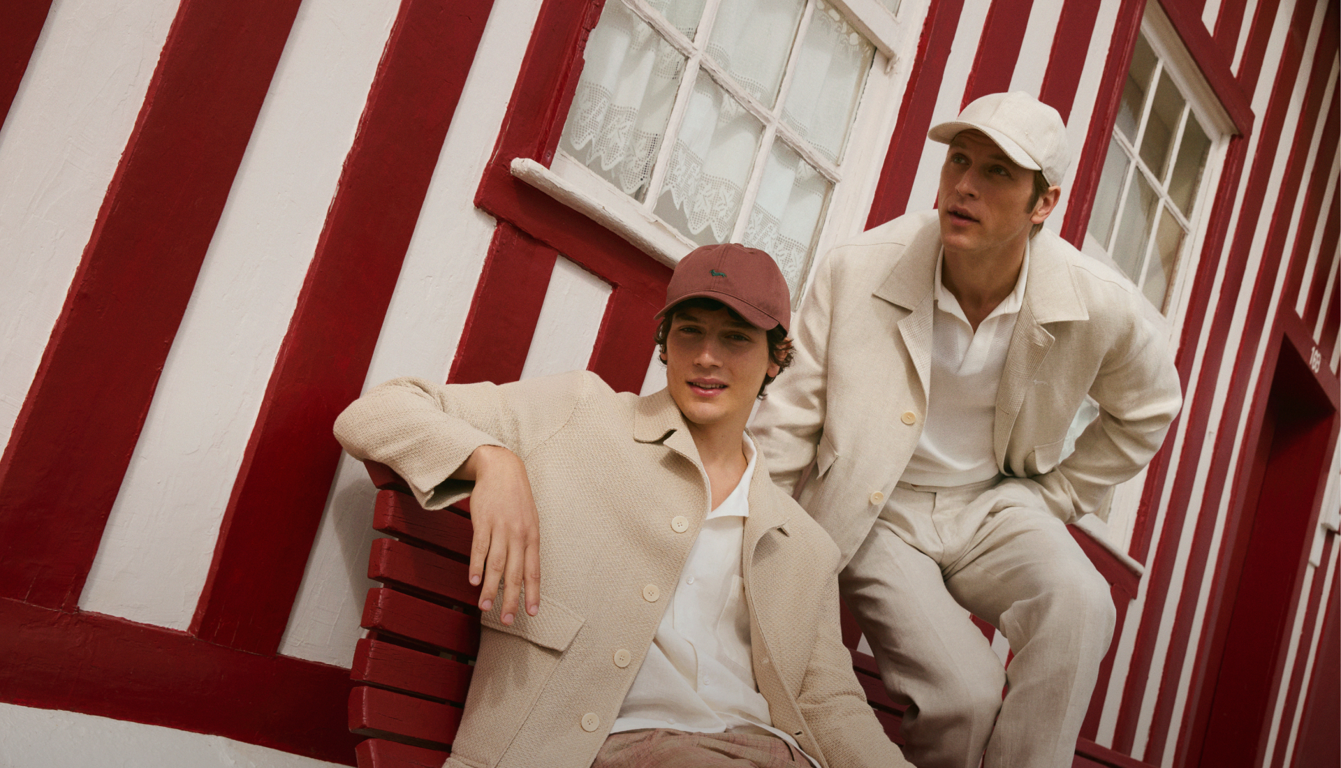 Uomo con felpa bordeaux e cappellino coordinato