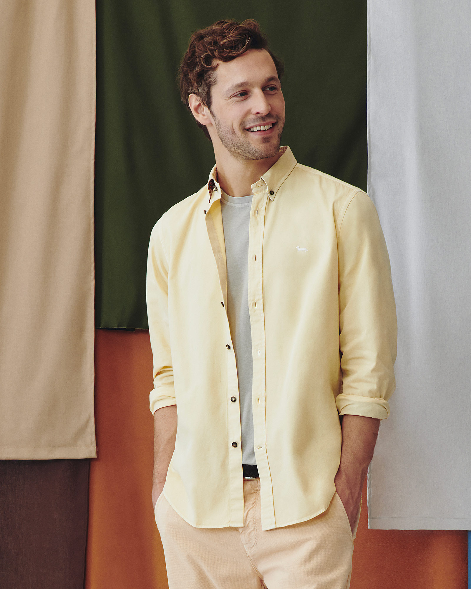 Uomo con camicia gialla e maglietta bianca