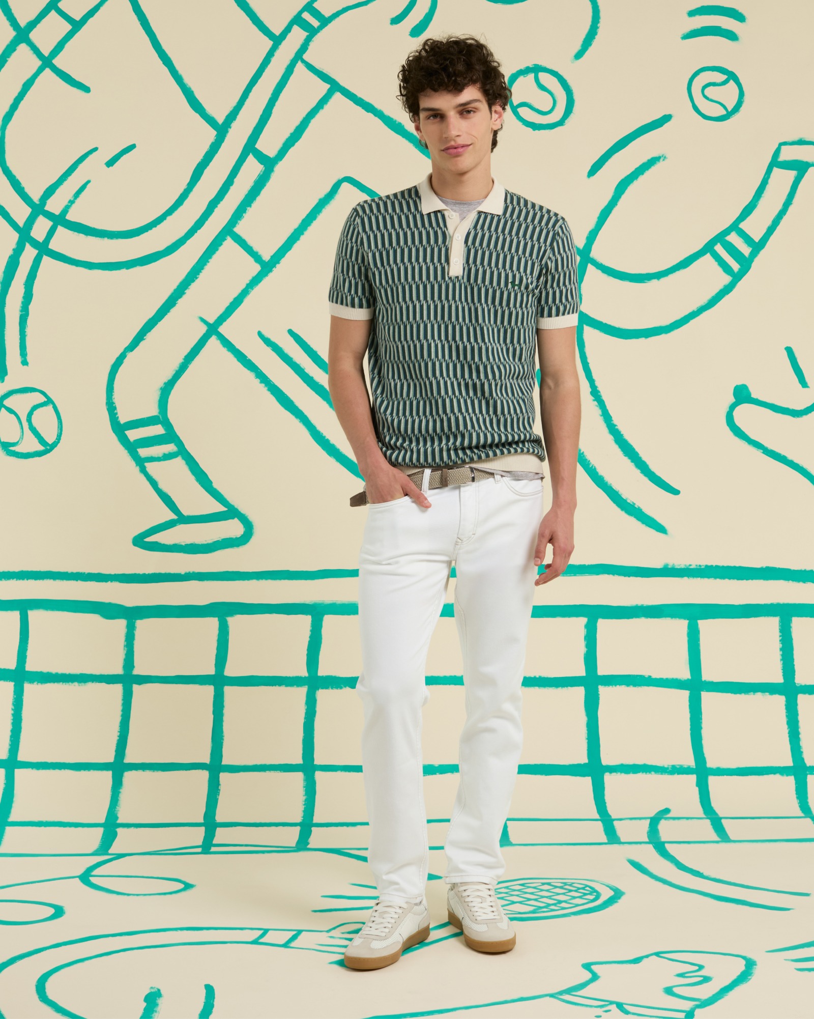 Uomo con piumino a quadretti con pantaloni beige