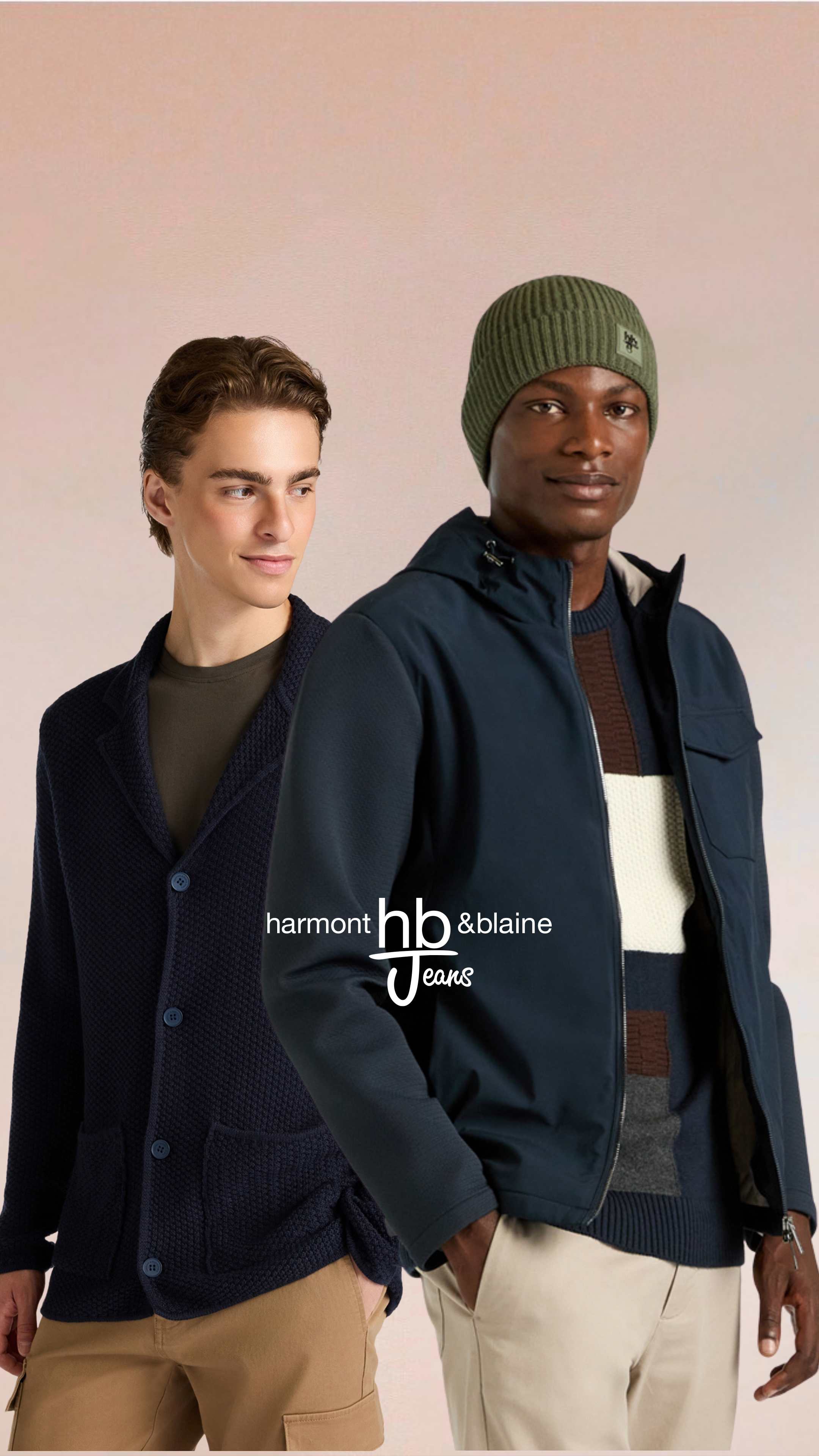 Felpa blu HBJ con logo ricamato e jeans scuri, immagine promozionale per i saldi HB Jeans.