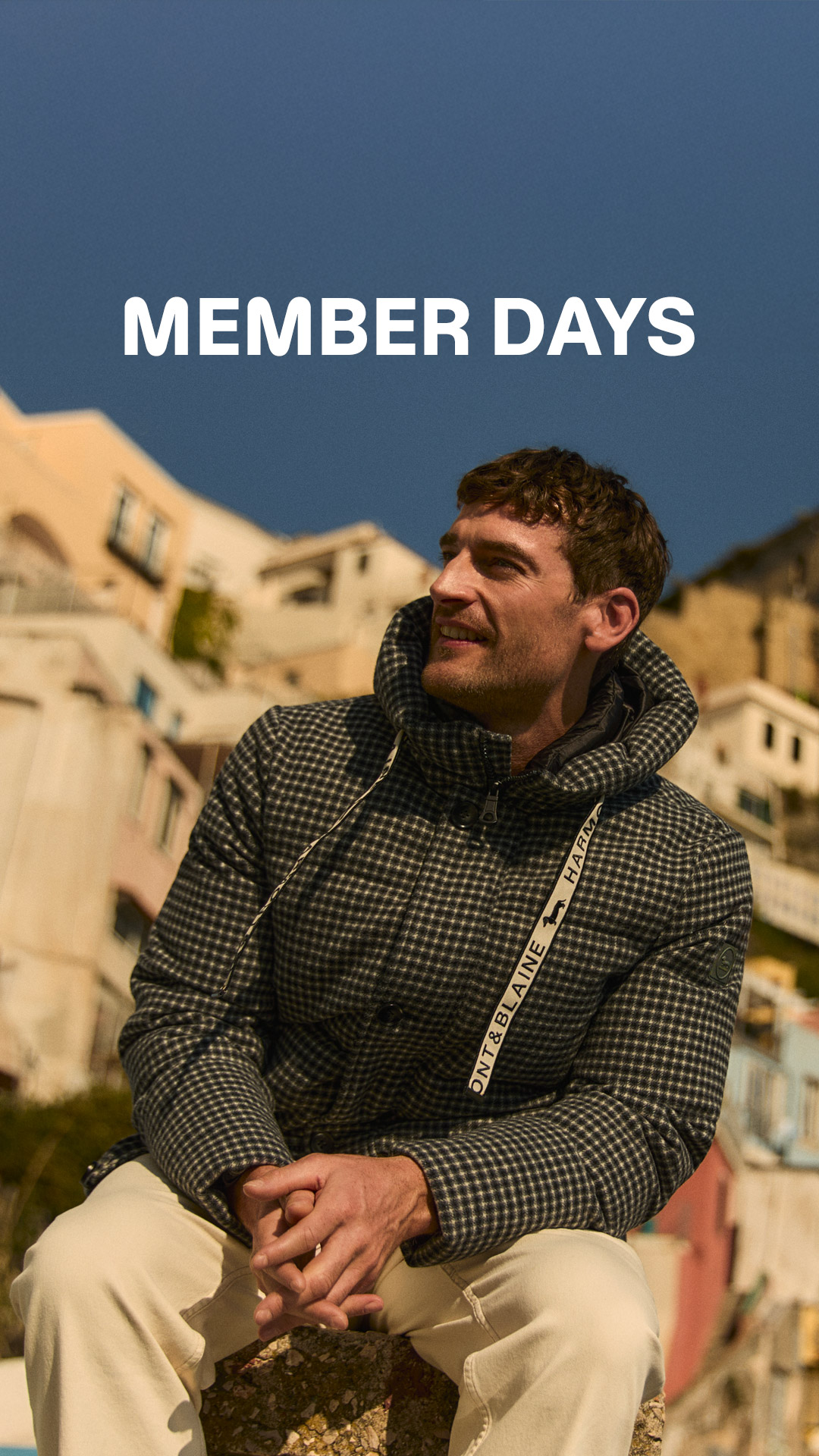 CoppDue persone in posa all&rsquo;aperto davanti a un edificio con archi, indossano capi invernali Harmont & Blaine. Testo &lsquo;MEMBER DAYS&rsquo; in alto, immagine che promuove l&rsquo;anticipo dei saldi riservato ai clienti registrati.ia che indossa cappotti invernali davanti a un grande fiore blu.