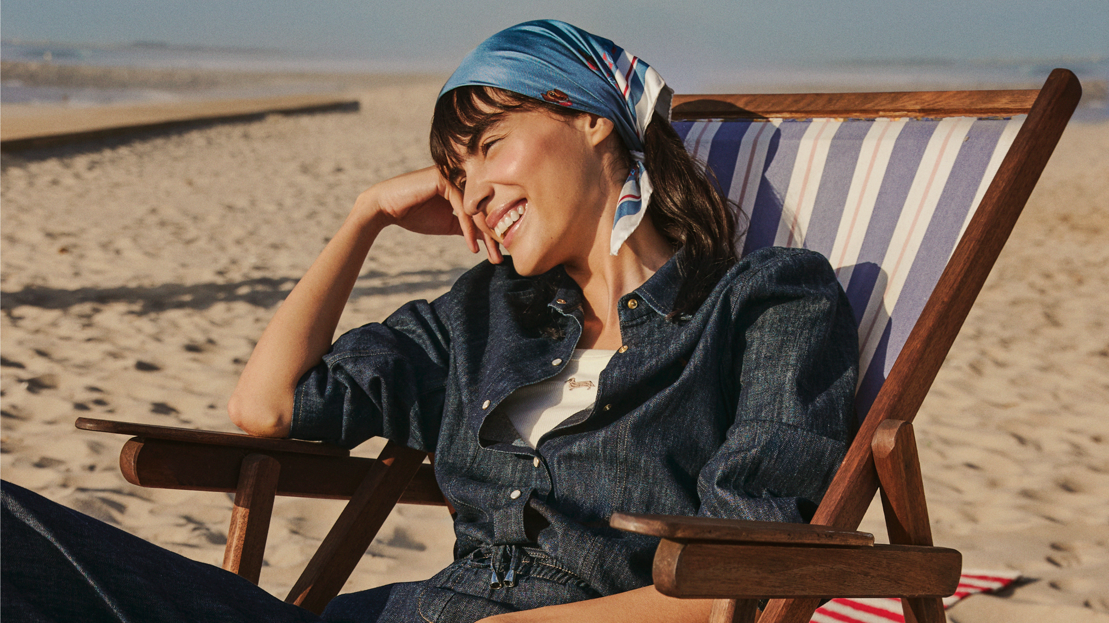 Uomo con felpa bordeaux e cappellino coordinato