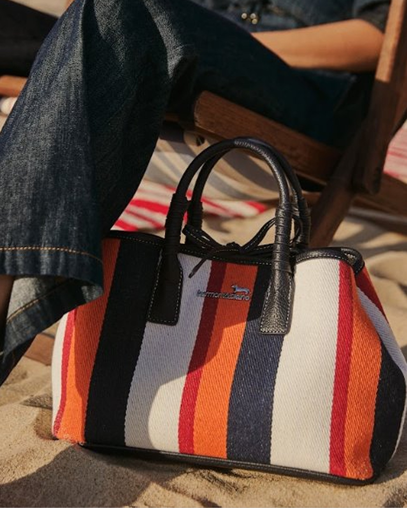 Donna con gilet senza maniche salvia e pantaloni cargo verde chiaro