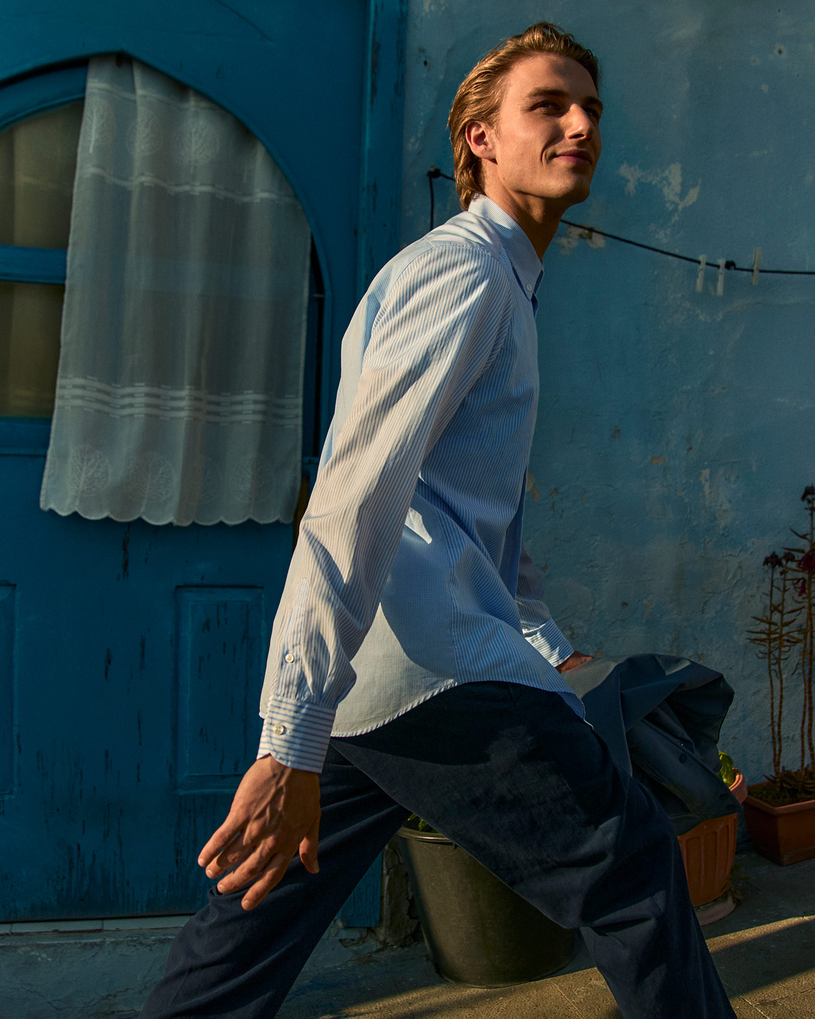 Uomo con felpa bordeaux e cappellino coordinato