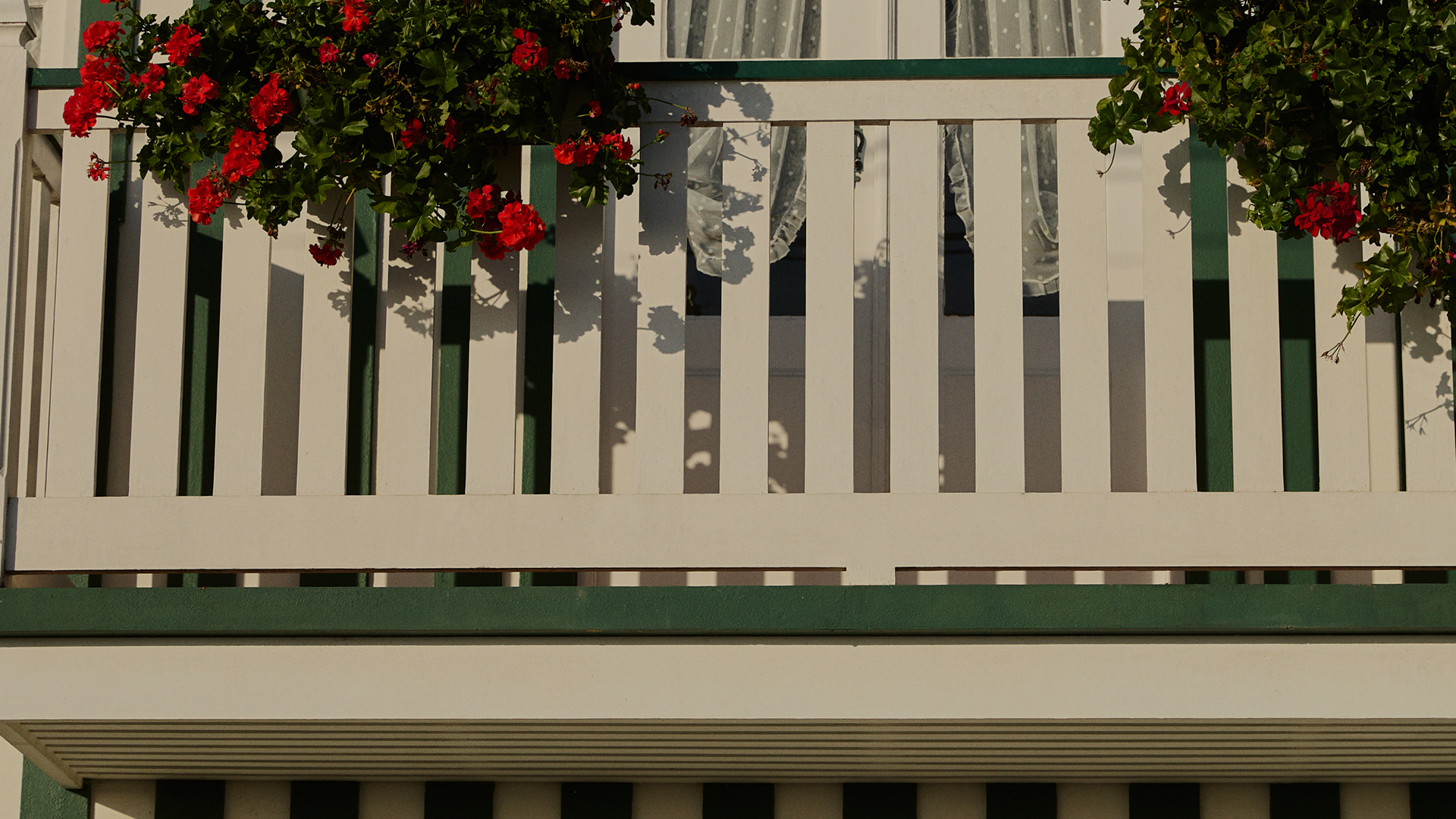 Panorama montano con cime innevate e cielo limpido