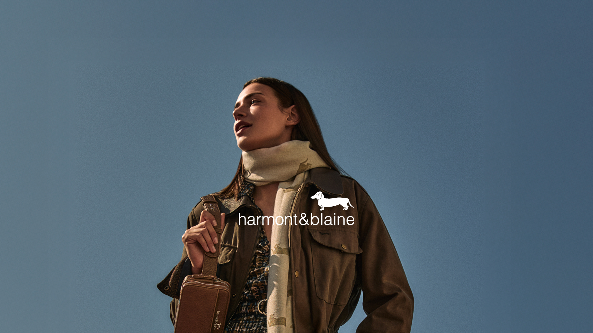 Uomo con felpa bordeaux e cappellino coordinato