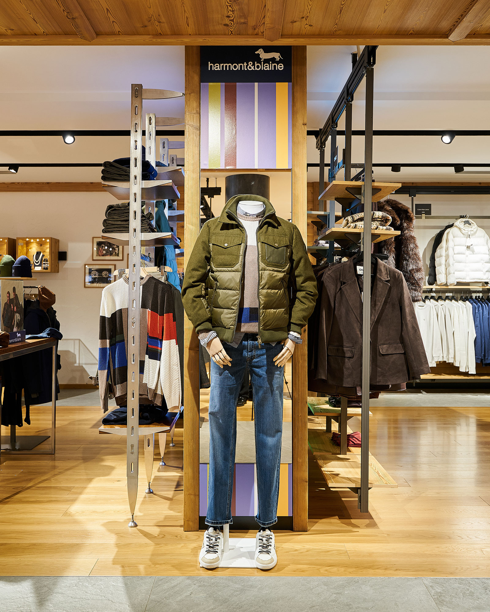 Manichino con outfit Autunno/Inverno all'interno del nuovo corner.