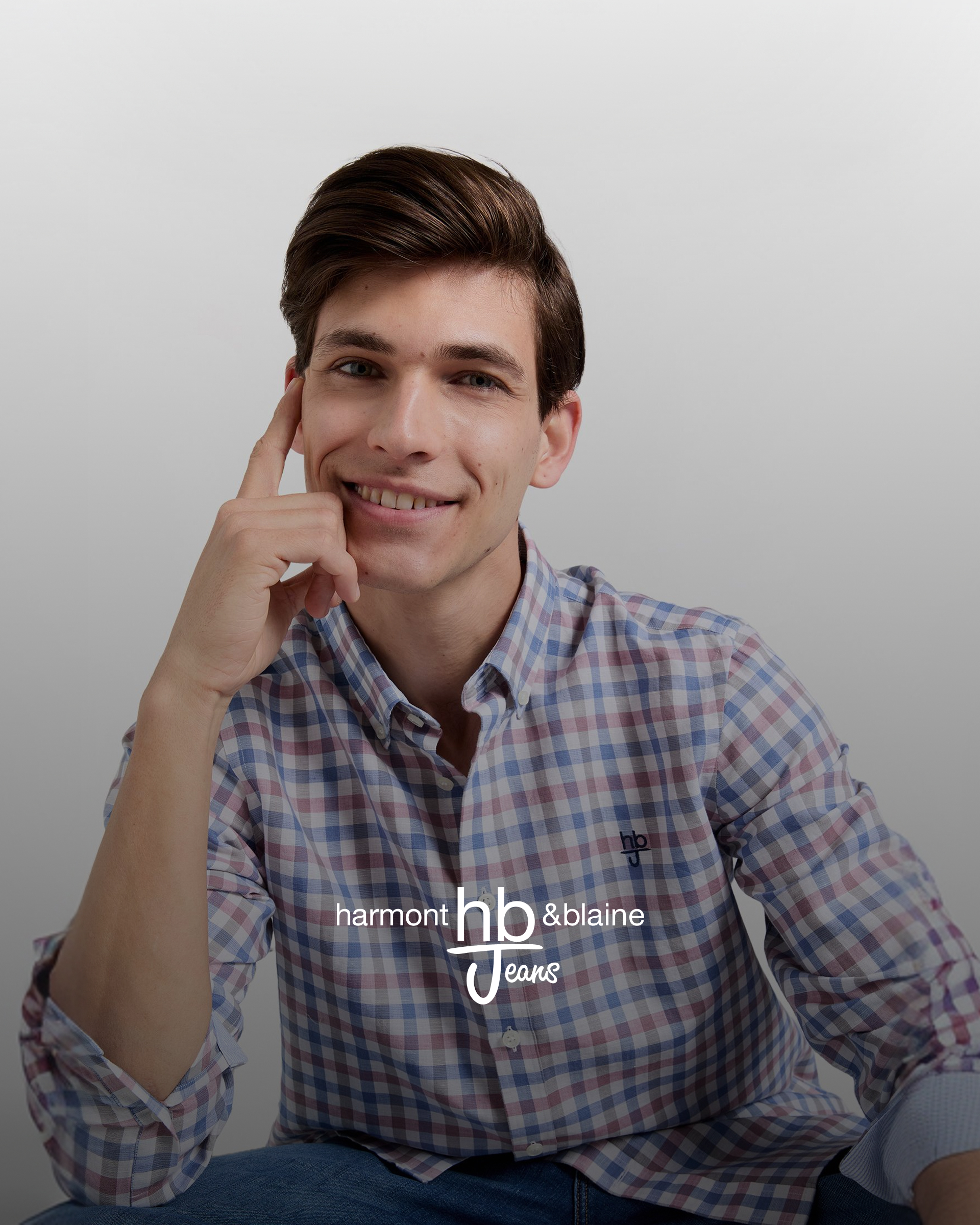 Felpa blu HBJ con logo ricamato e jeans scuri, immagine promozionale per i saldi HB Jeans.