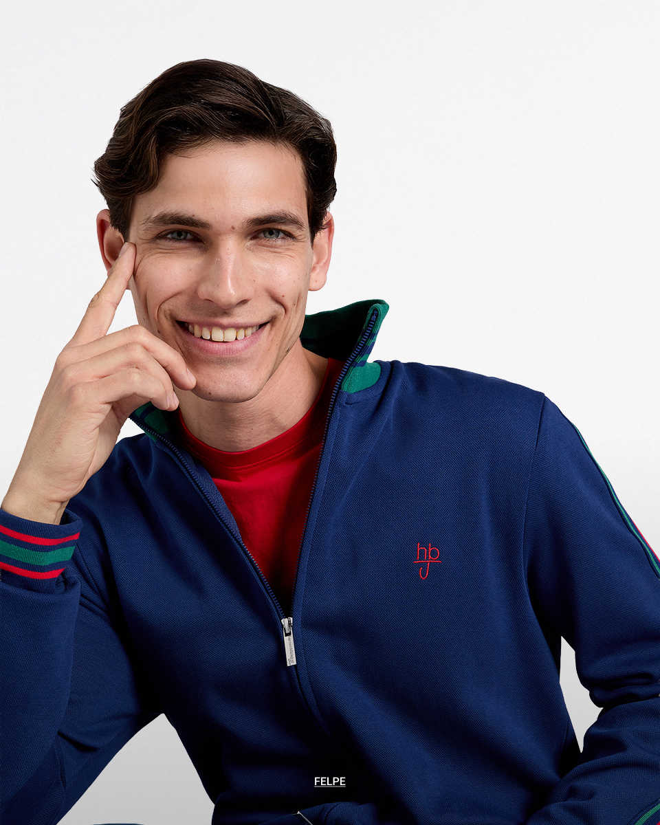 Donna con giacca a vento beige e camicia a righe con cappellino rosa