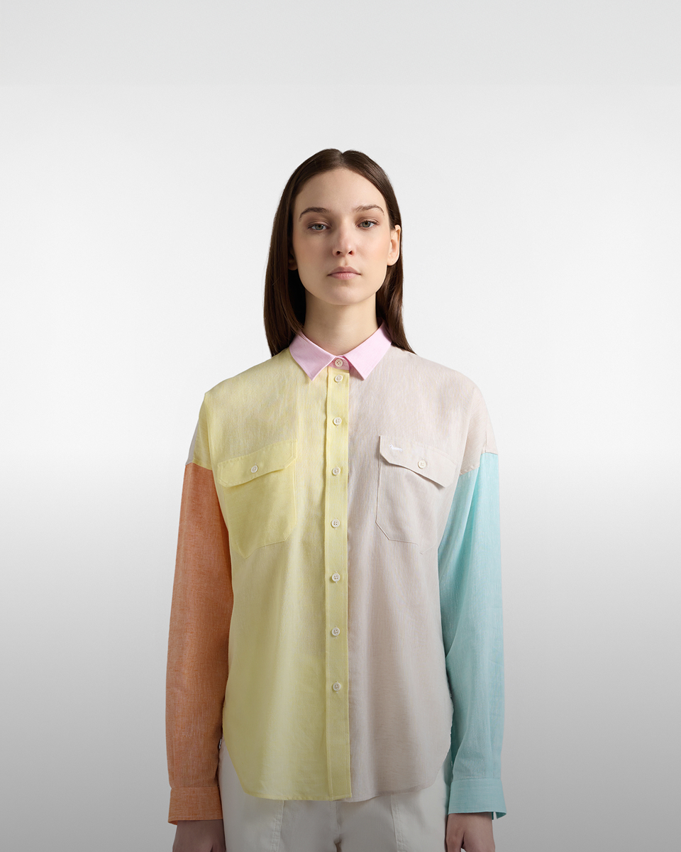 Uomo con polo rugby a righe verdi, blu e bianche