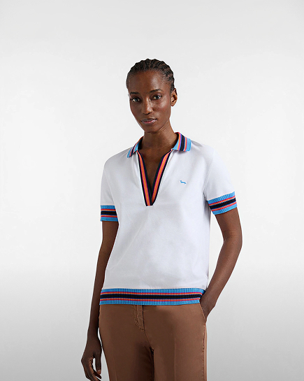 Donna con maglione beige ricamato a fiori e giacca in velluto verde