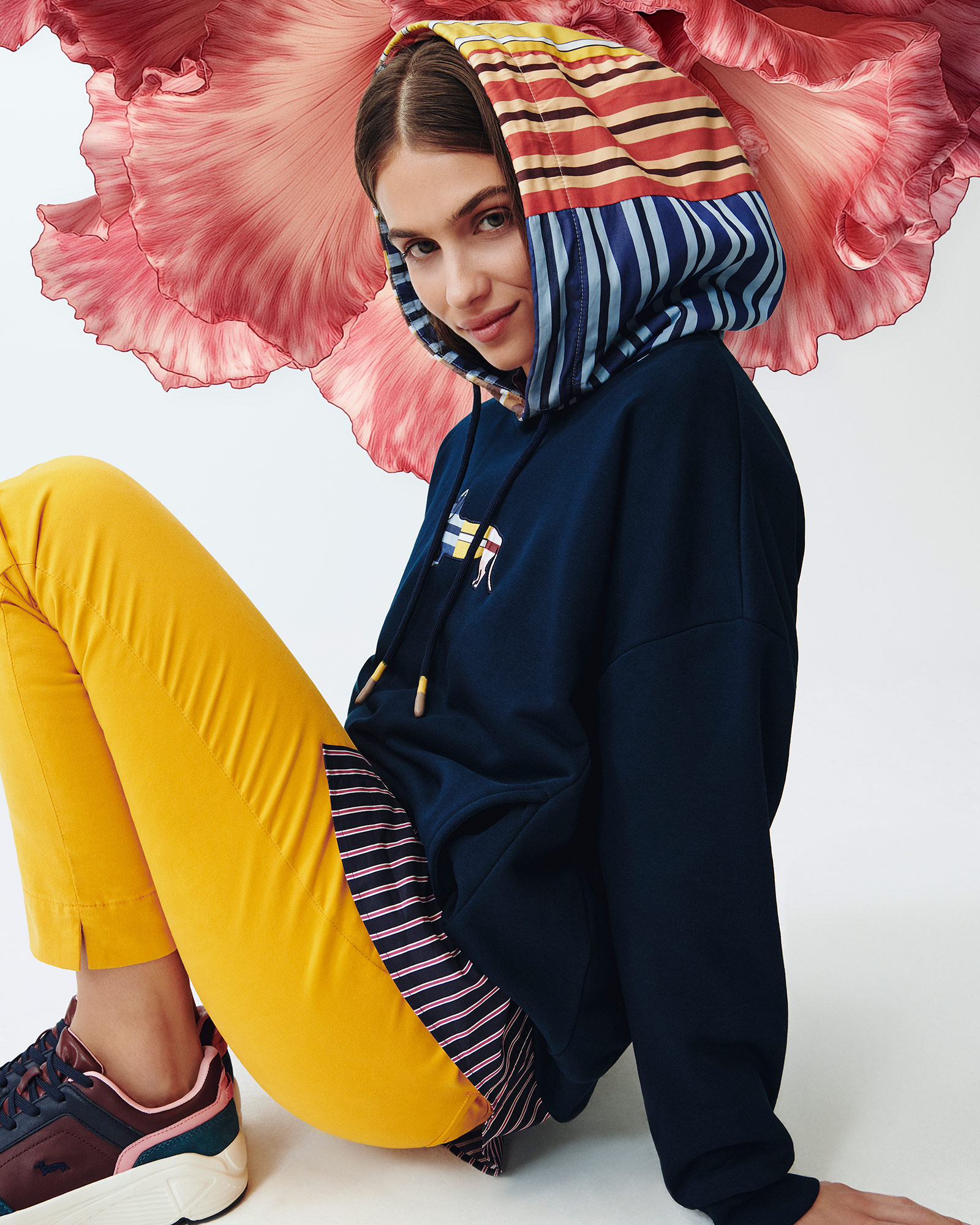 Donna con maglione beige ricamato a fiori e giacca in velluto verde