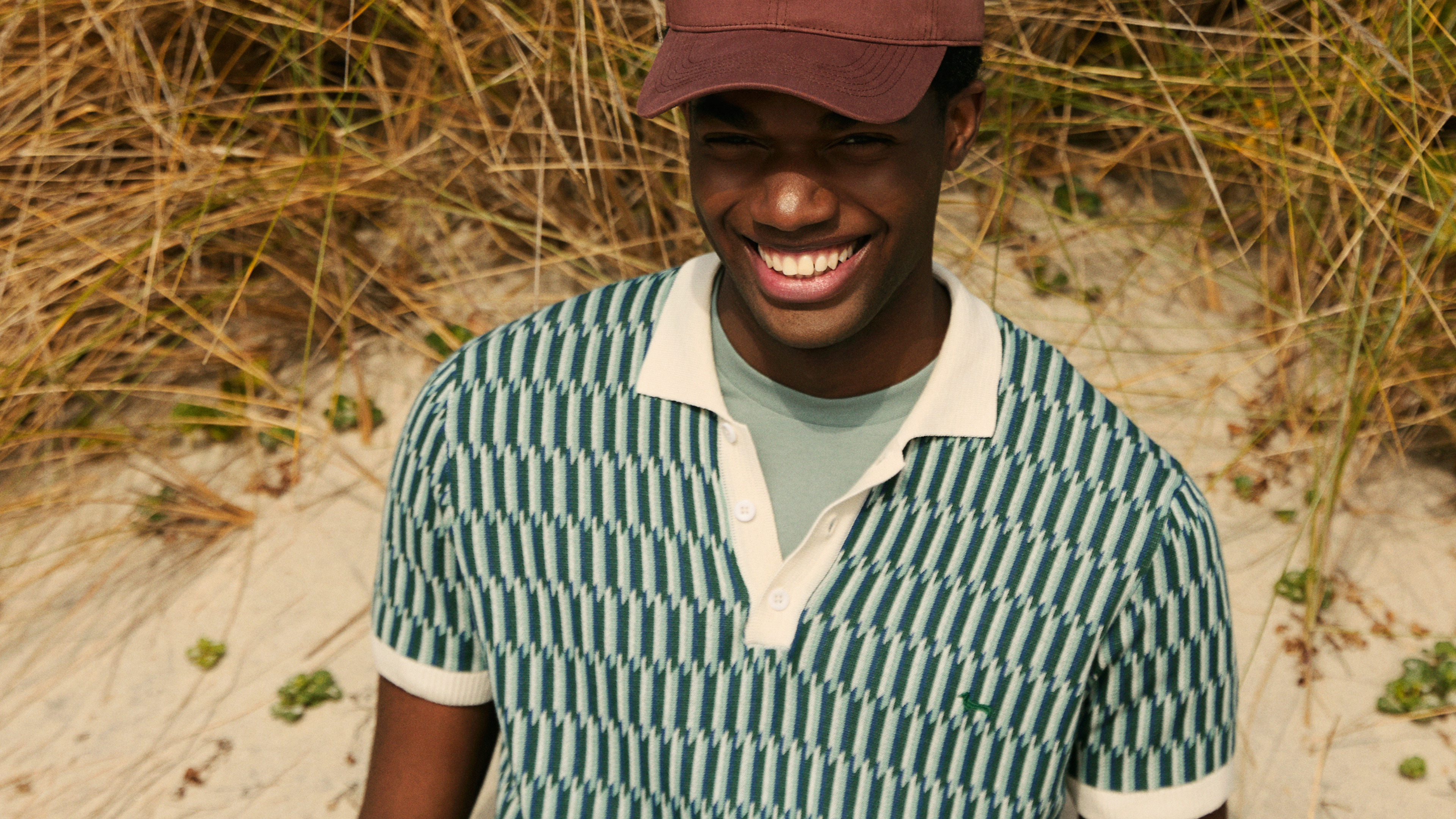 Uomo con felpa bordeaux e cappellino coordinato
