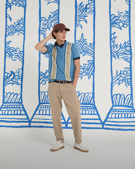 Uomo con piumino a quadretti con pantaloni beige