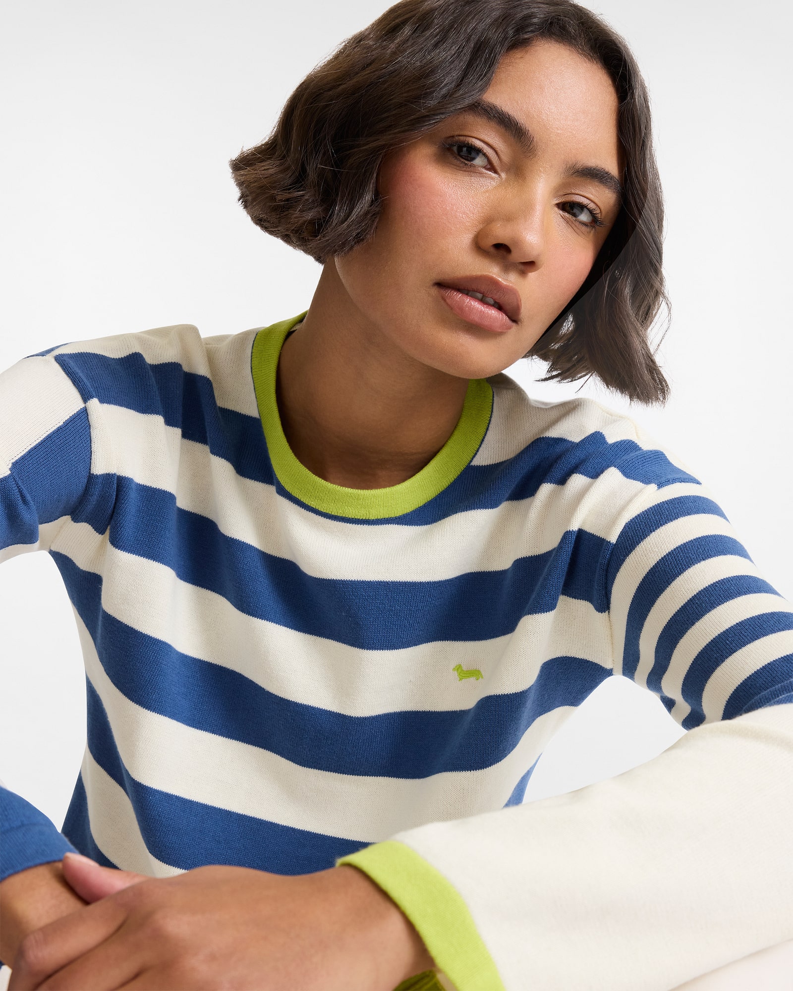 Donna con maglia a righe blu e bianche con dettagli verdi