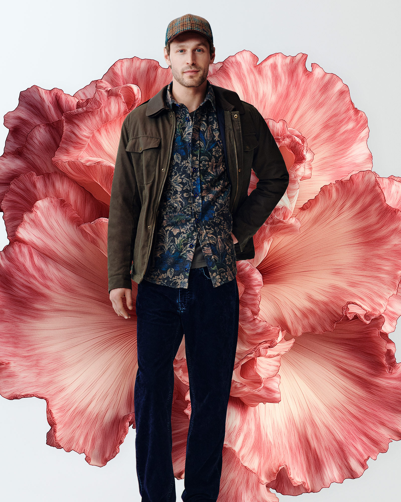 Uomo con giacca pied-de-poule e felpa con cappuccio verde salvia