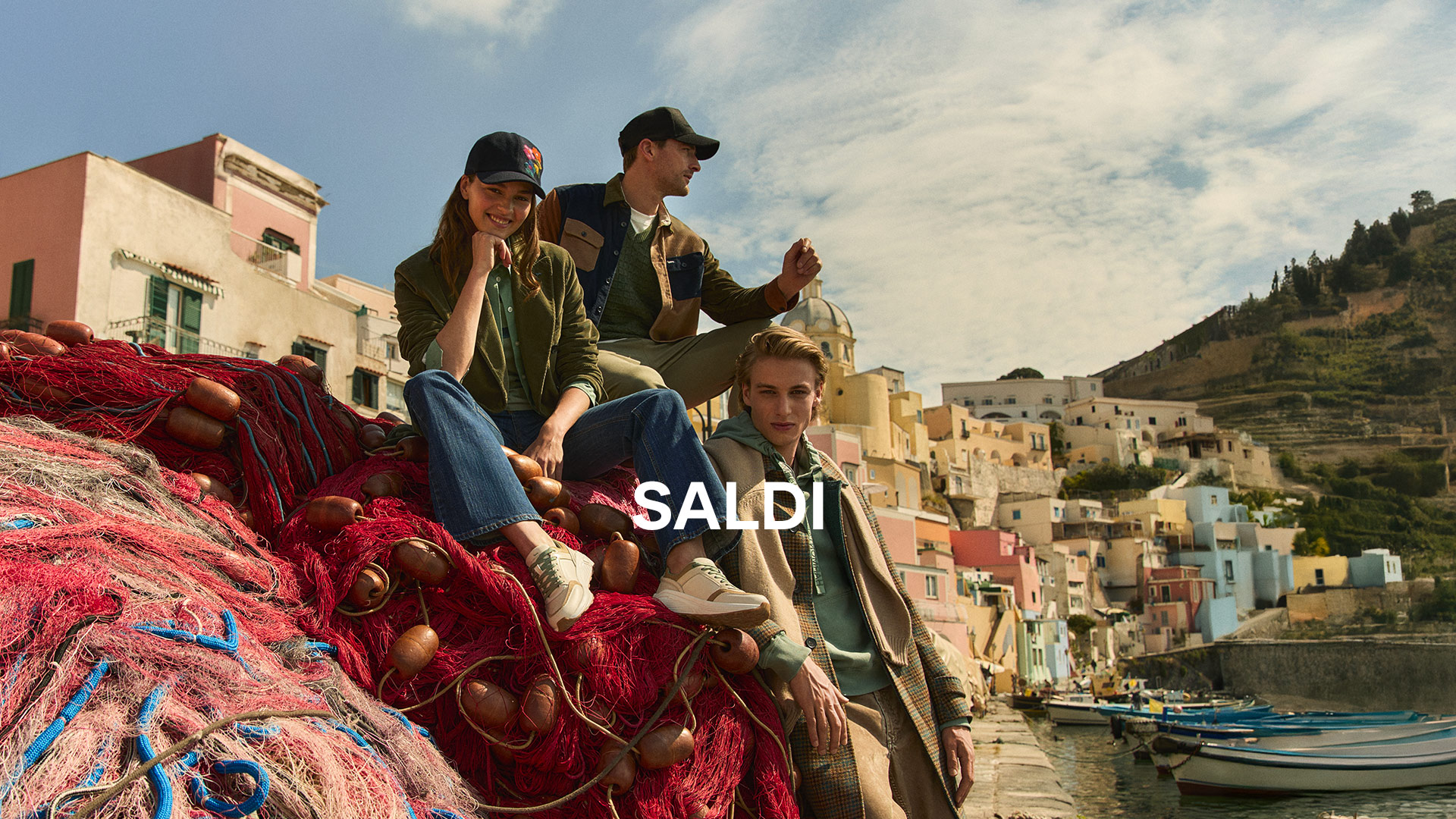 Immagine di collezione fw25 con copy che comunica i saldi pubblici