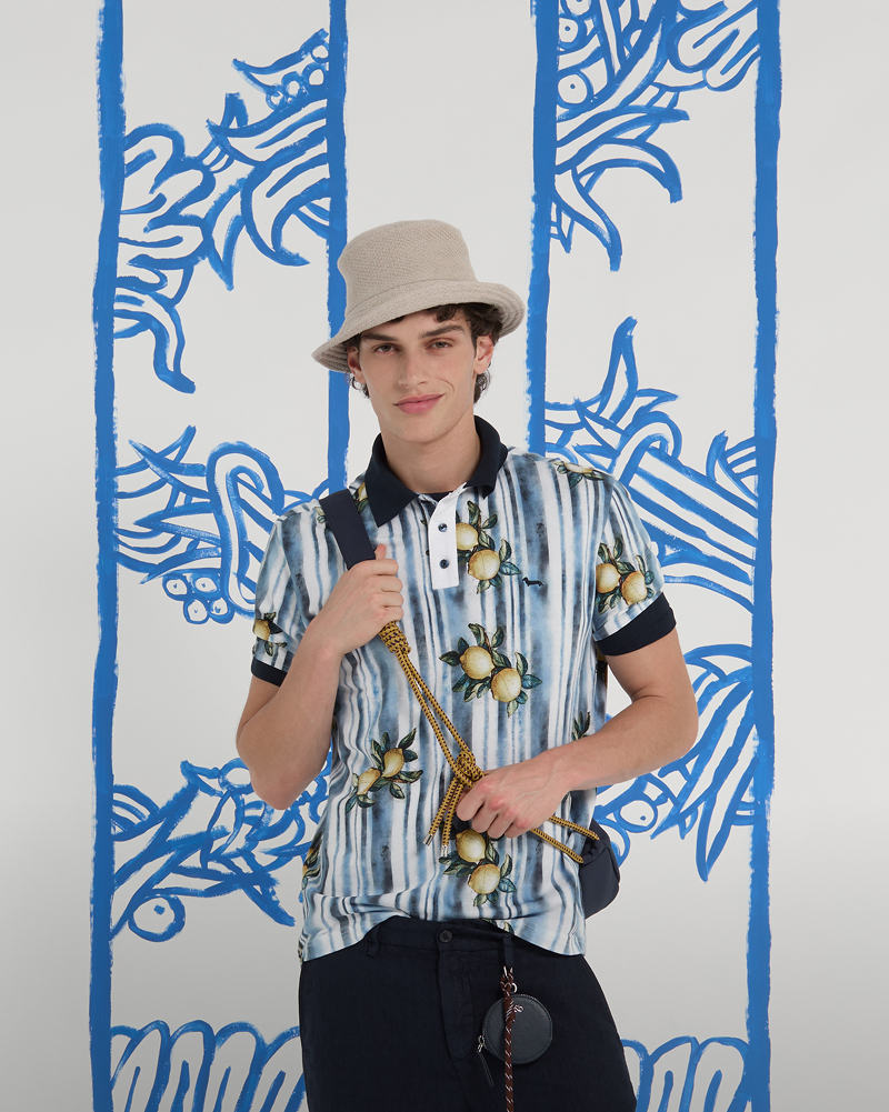 Uomo con piumino a quadretti con pantaloni beige