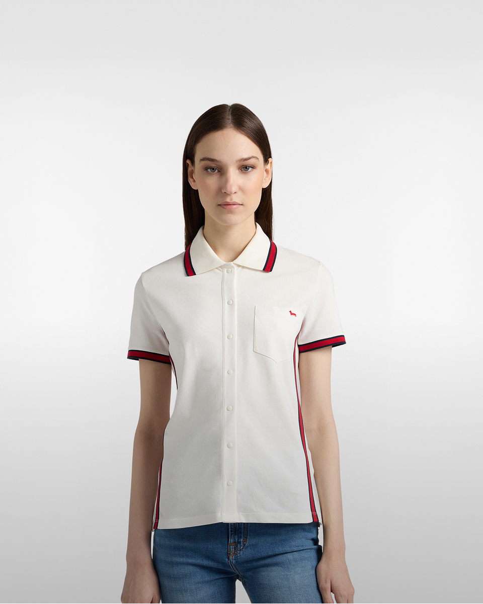 Uomo con polo rugby a righe verdi, blu e bianche