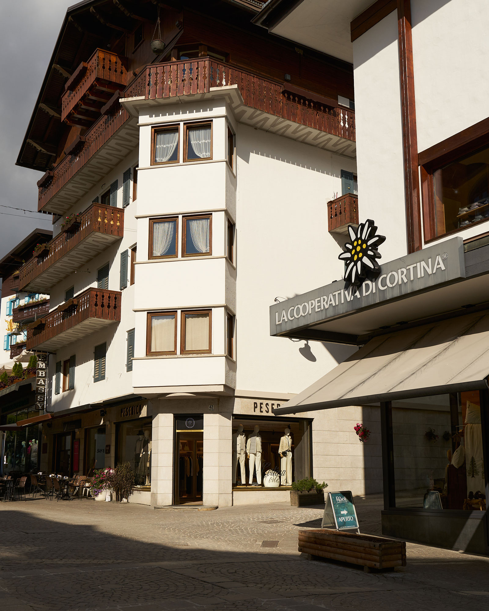 Facciata esterna della Cooperativa di Cortina con il nuovo corner Harmont & Blaine.