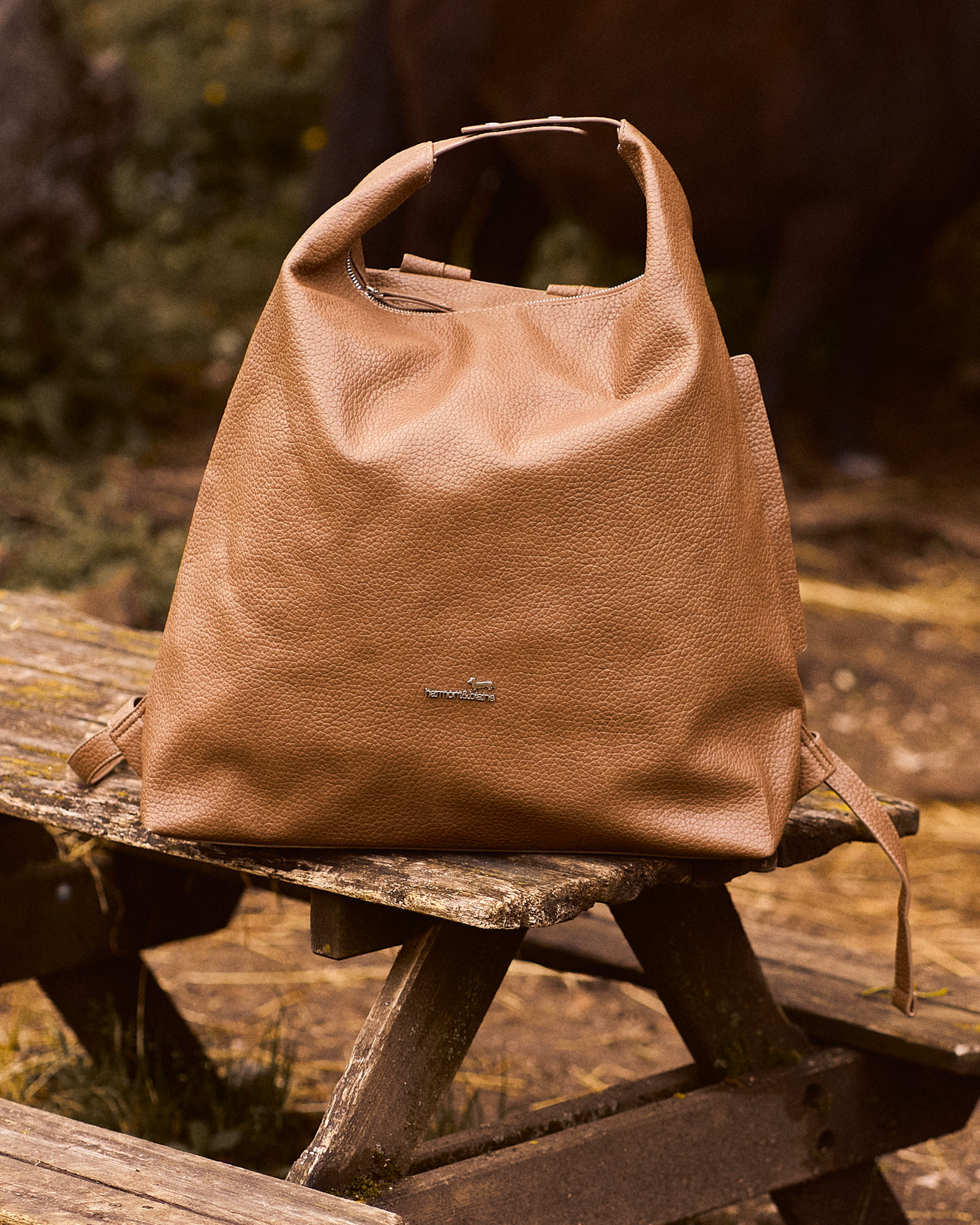 Accessori moda con sfondo floreale illustrato.