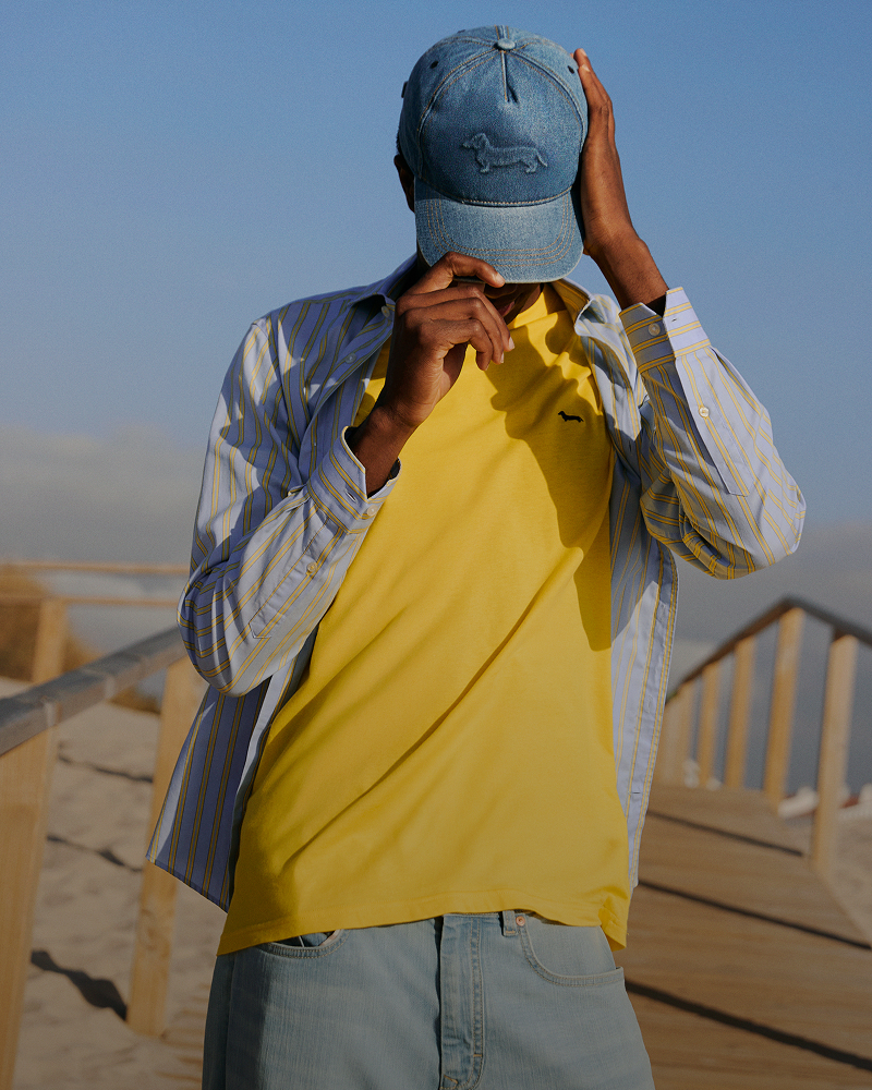 Donna con bomber giacca crema con bordini a righe e pantaloni blu navy