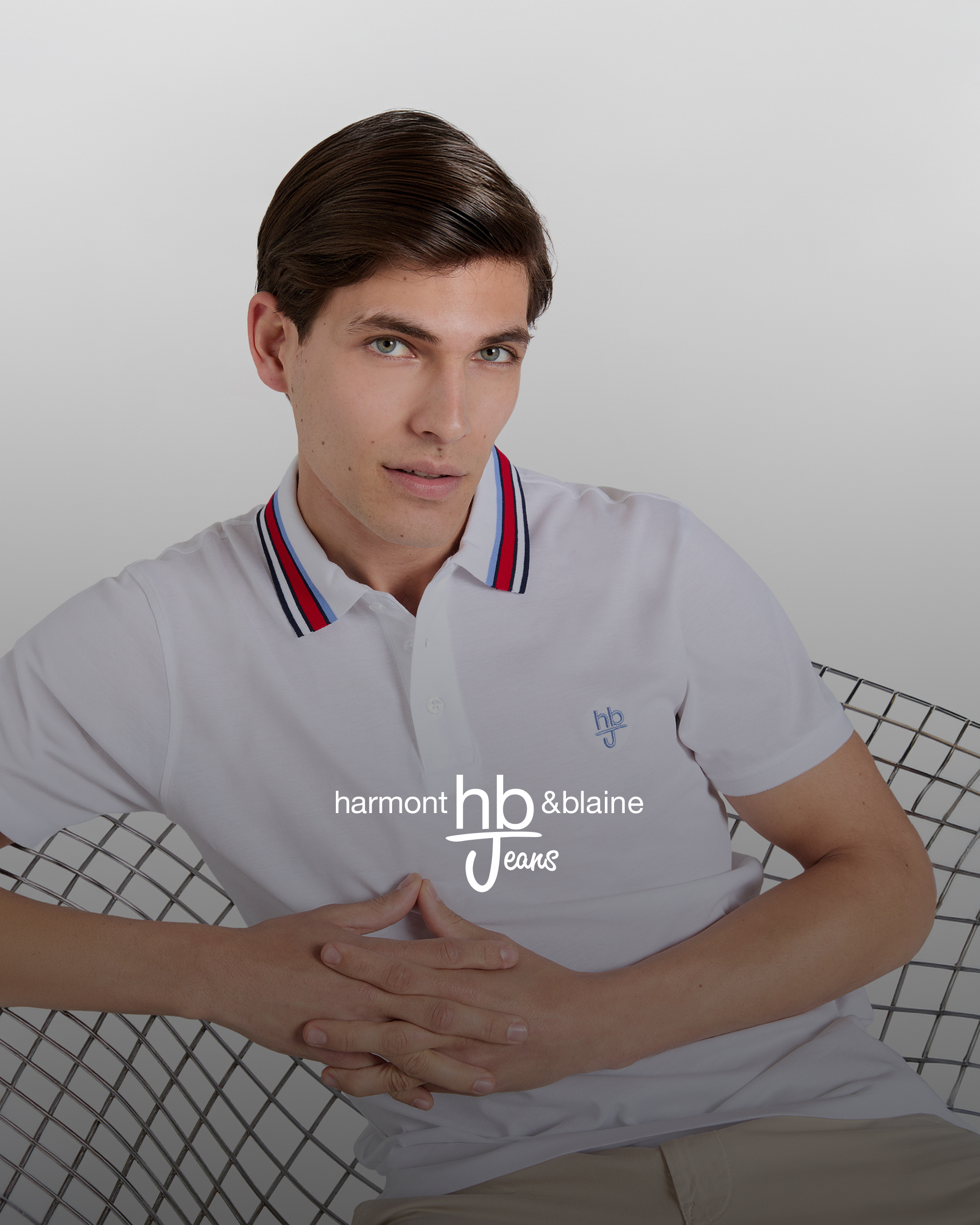 Felpa blu HBJ con logo ricamato e jeans scuri, immagine promozionale per i saldi HB Jeans.
