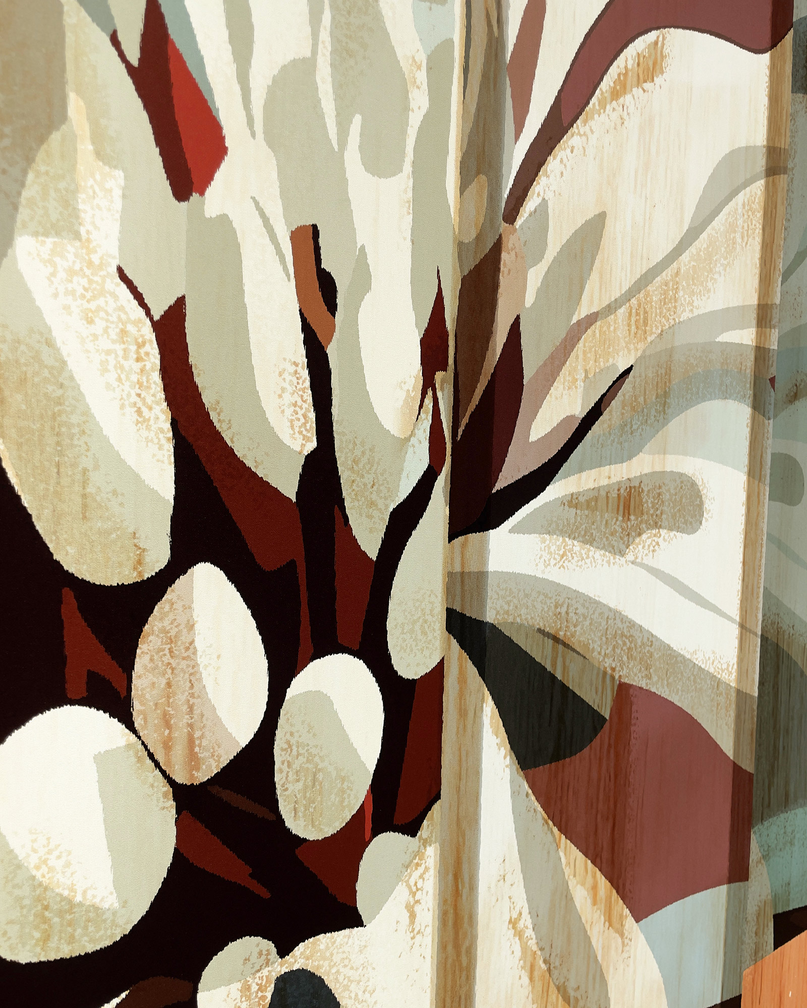 Detalle gráfico floral abstracto de los escaparates FW25 de Harmont & Blaine.
