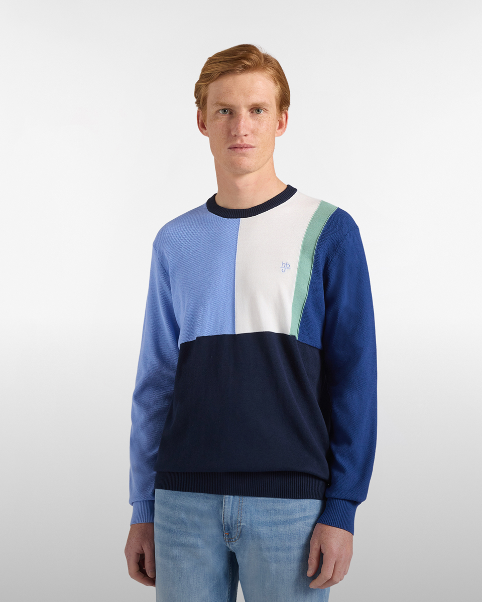 Donna con giacca a vento beige e camicia a righe con cappellino rosa