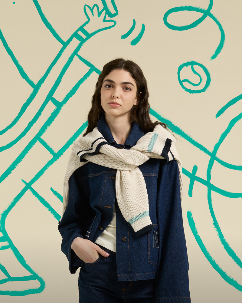 Donna con maglione beige ricamato a fiori e giacca in velluto verde