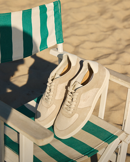 Uomo con piumino a quadretti con pantaloni beige