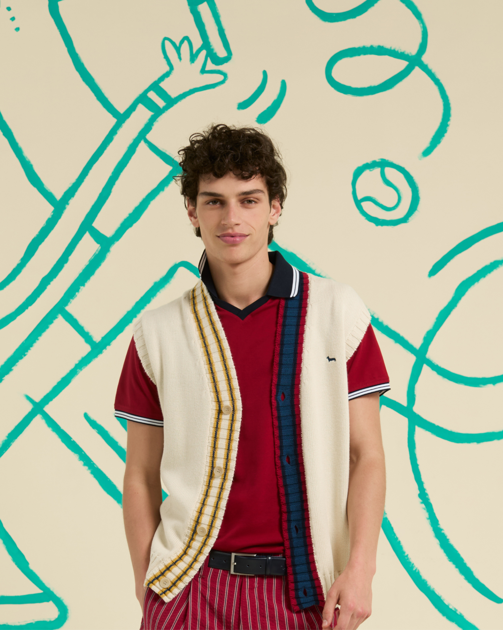 Uomo con piumino a quadretti con pantaloni beige