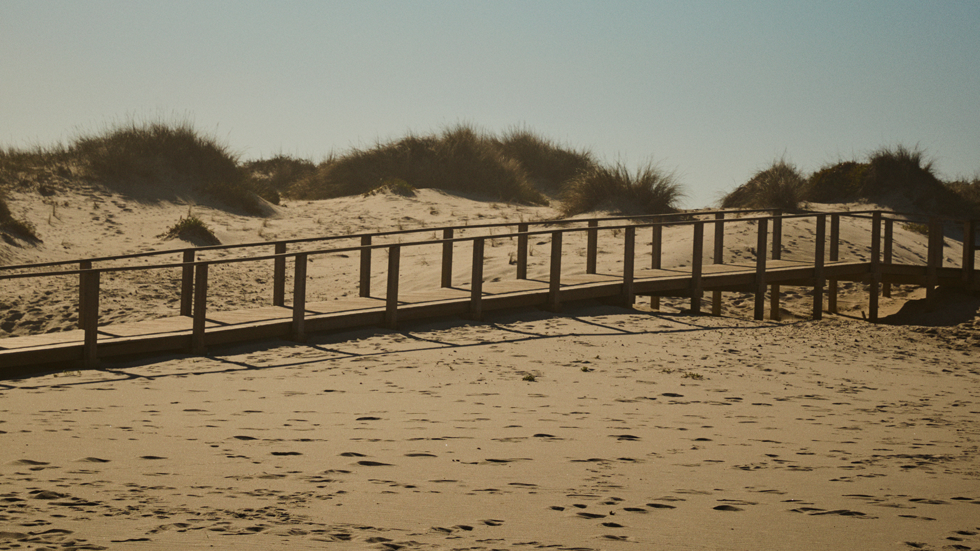 Panorama montano con cime innevate e cielo limpido