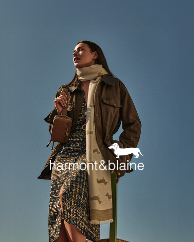 Uomo con felpa bordeaux e cappellino coordinato