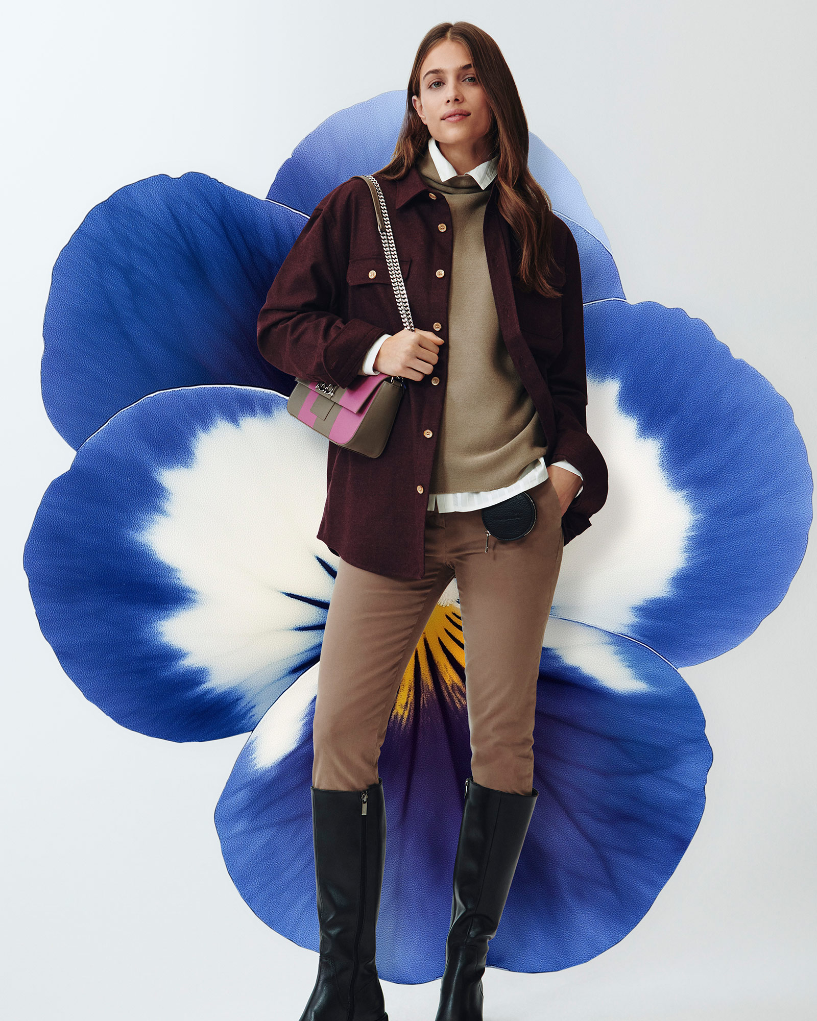 Donna con gilet senza maniche salvia e pantaloni cargo verde chiaro