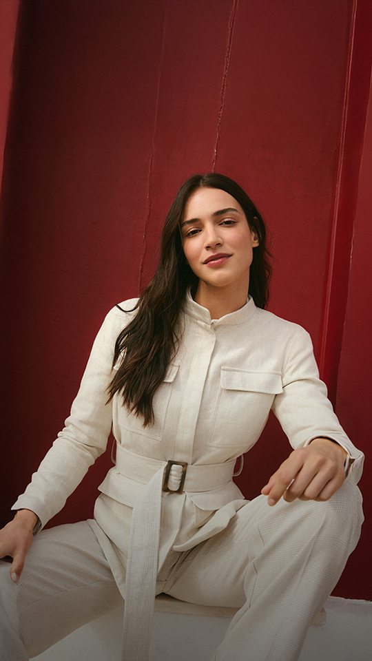 Uomo con felpa bordeaux e cappellino coordinato