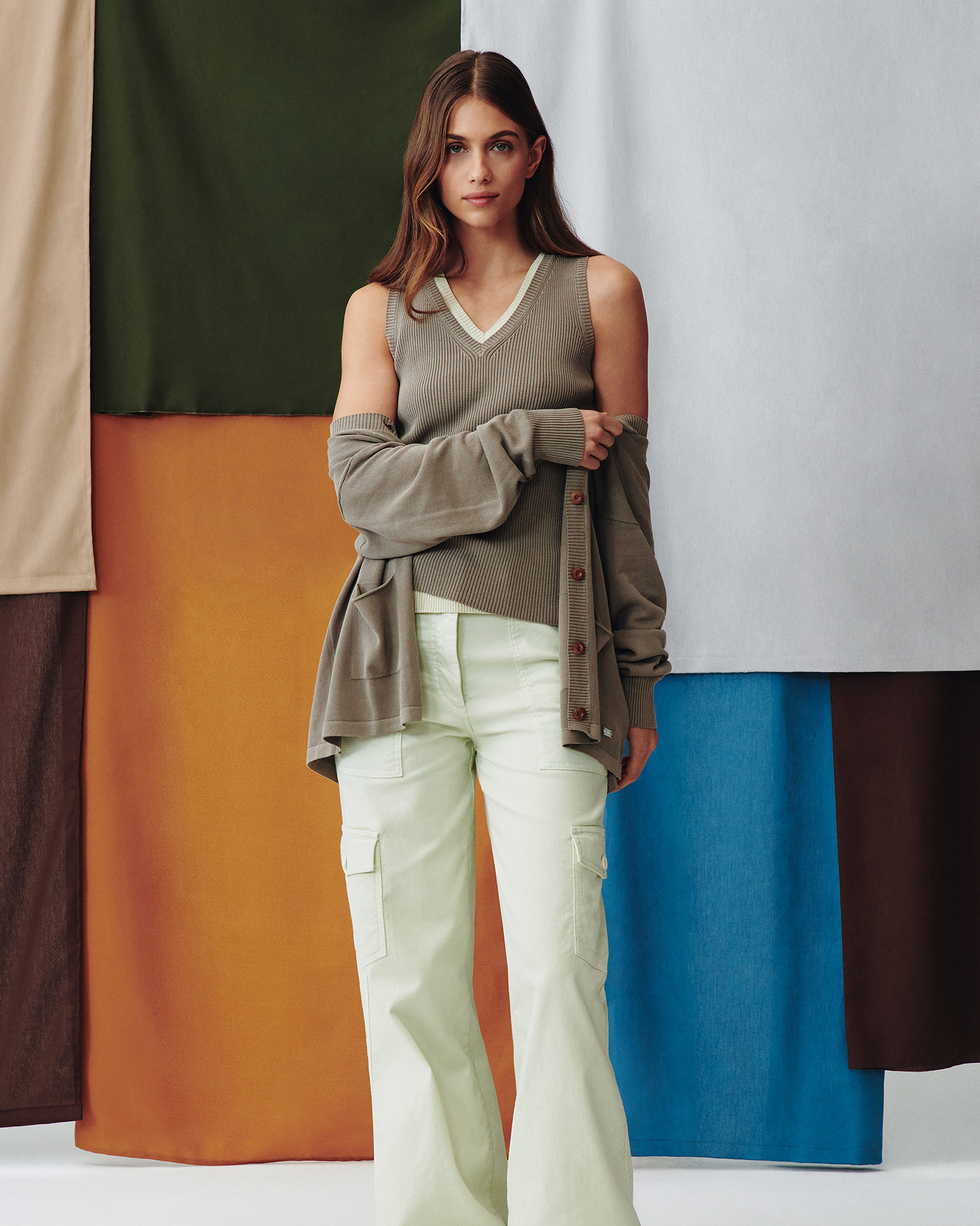 Donna con gilet senza maniche salvia e pantaloni cargo verde chiaro