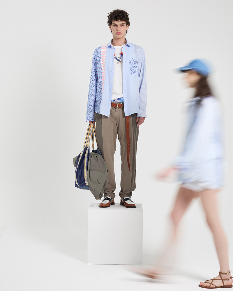 Modello con camicia patchwork e borse nella collezione estiva.
