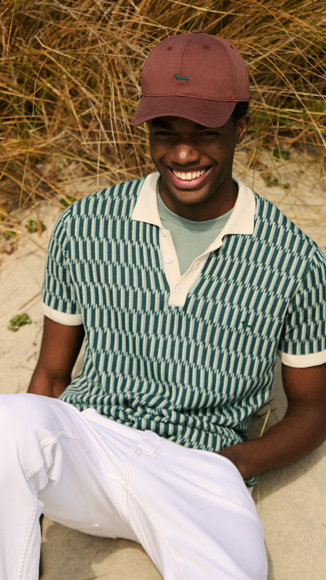 Uomo con felpa bordeaux e cappellino coordinato