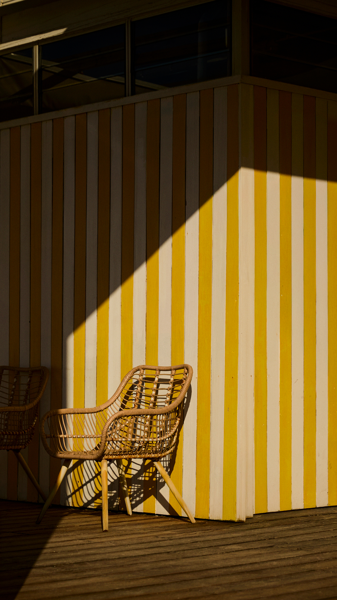 Paesaggio montano innevato con cielo limpido