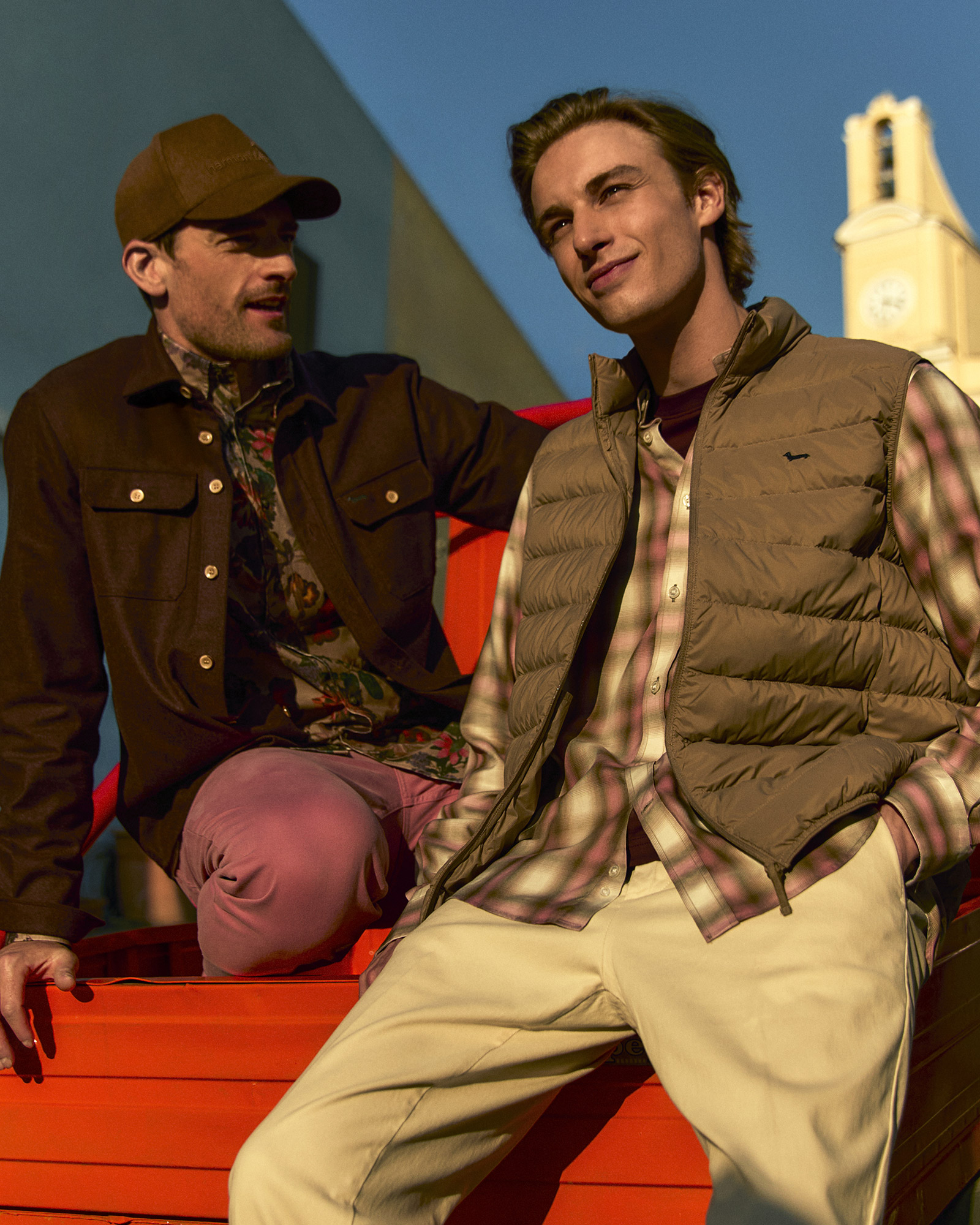 Moda uomo casual autunnale con gilet imbottito e giacca marrone.