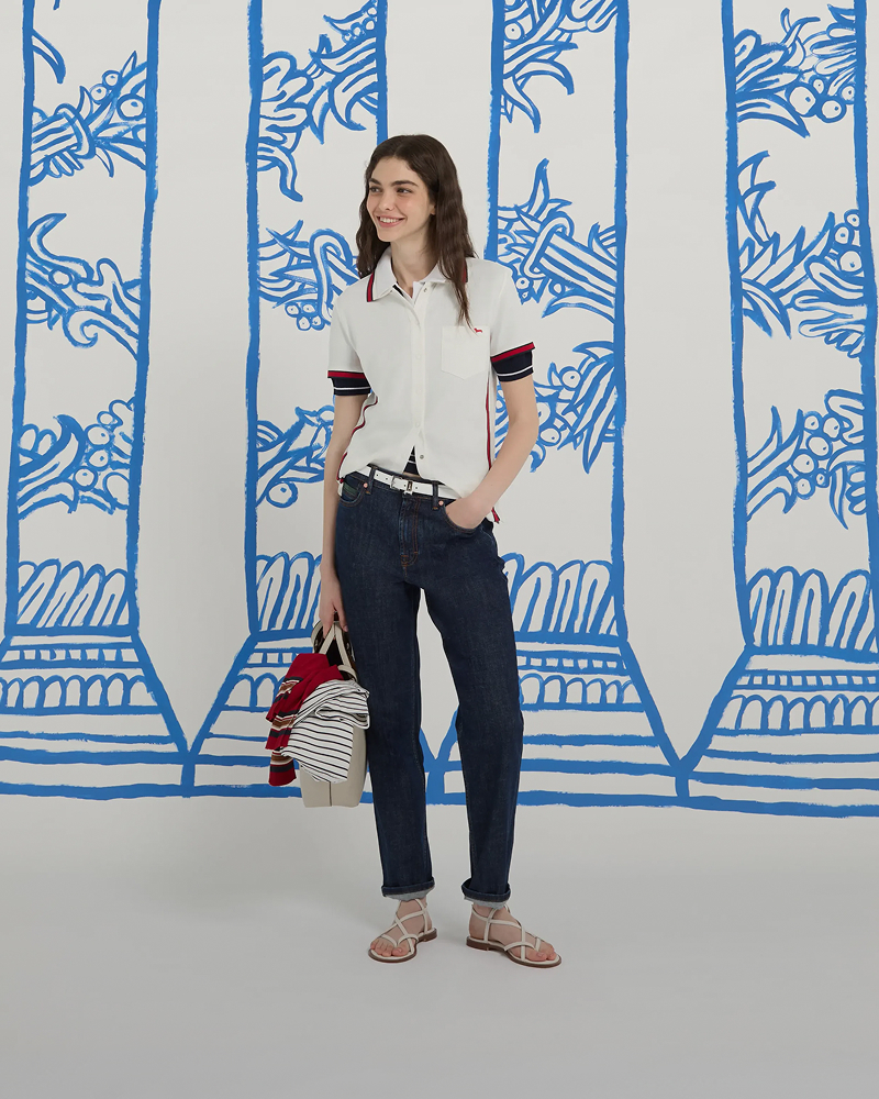 Donna con bomber giacca crema con bordini a righe e pantaloni blu navy