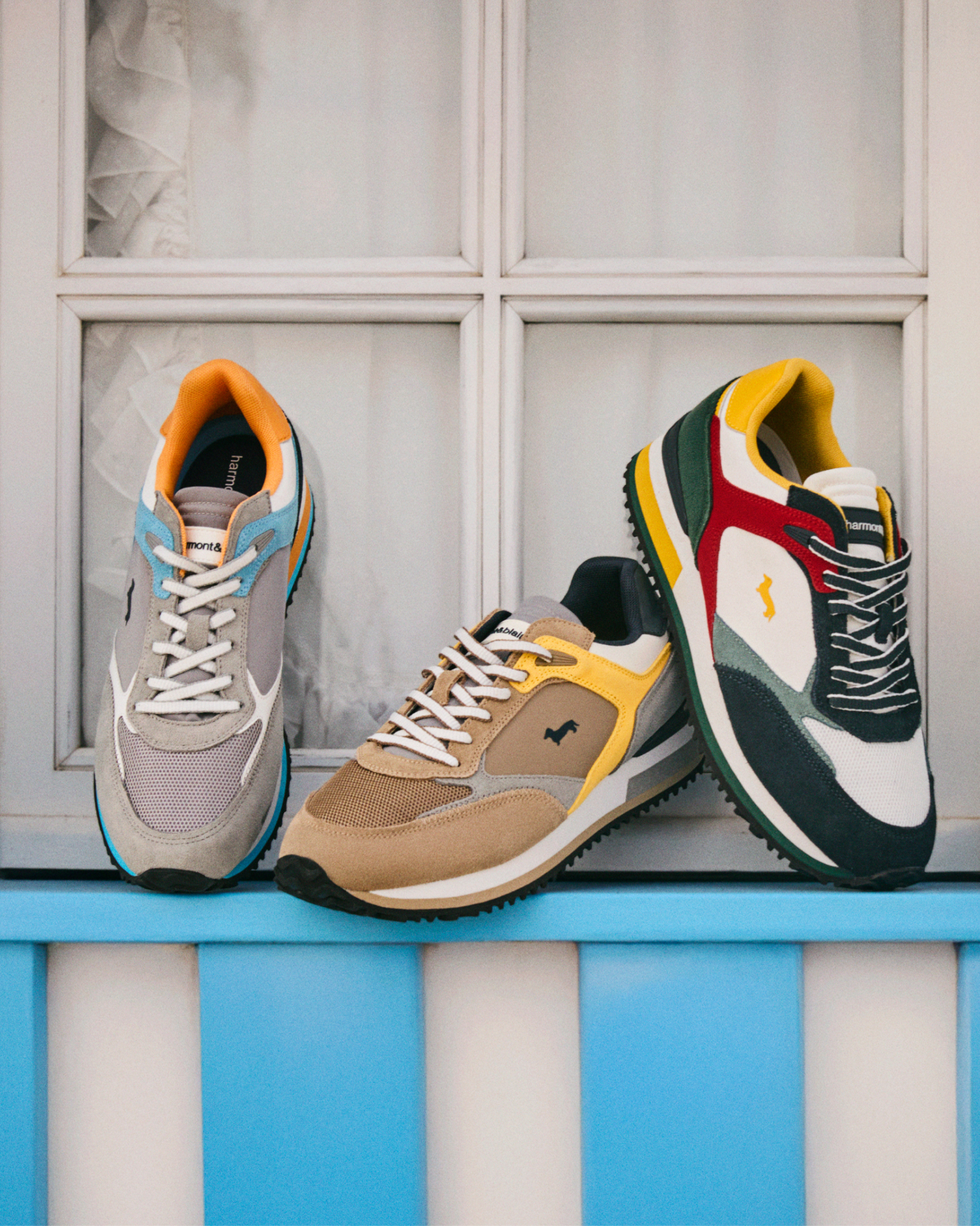 Uomo con piumino a quadretti con pantaloni beige