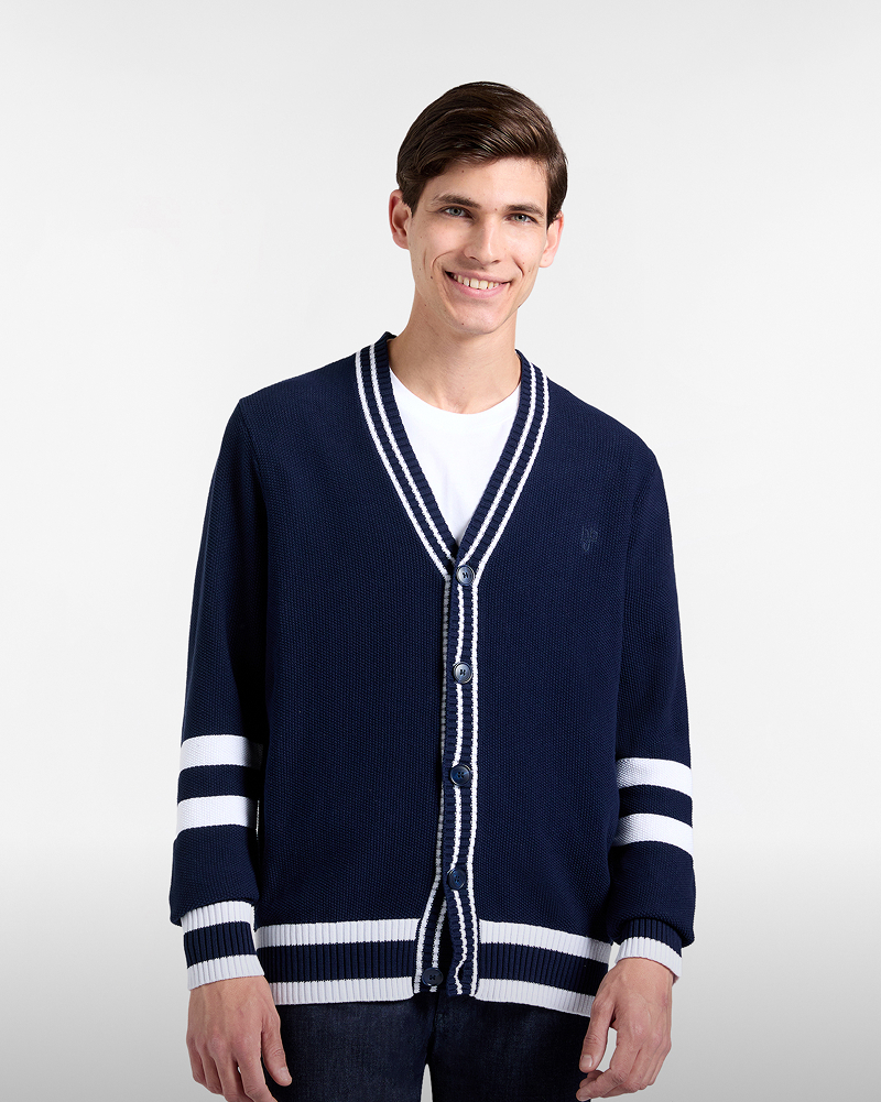 Uomo con cardigan bordeaux con dettagli floreali e polo rosa