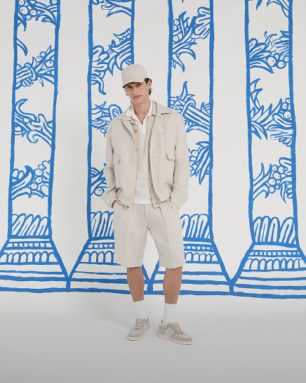 Uomo con piumino a quadretti con pantaloni beige