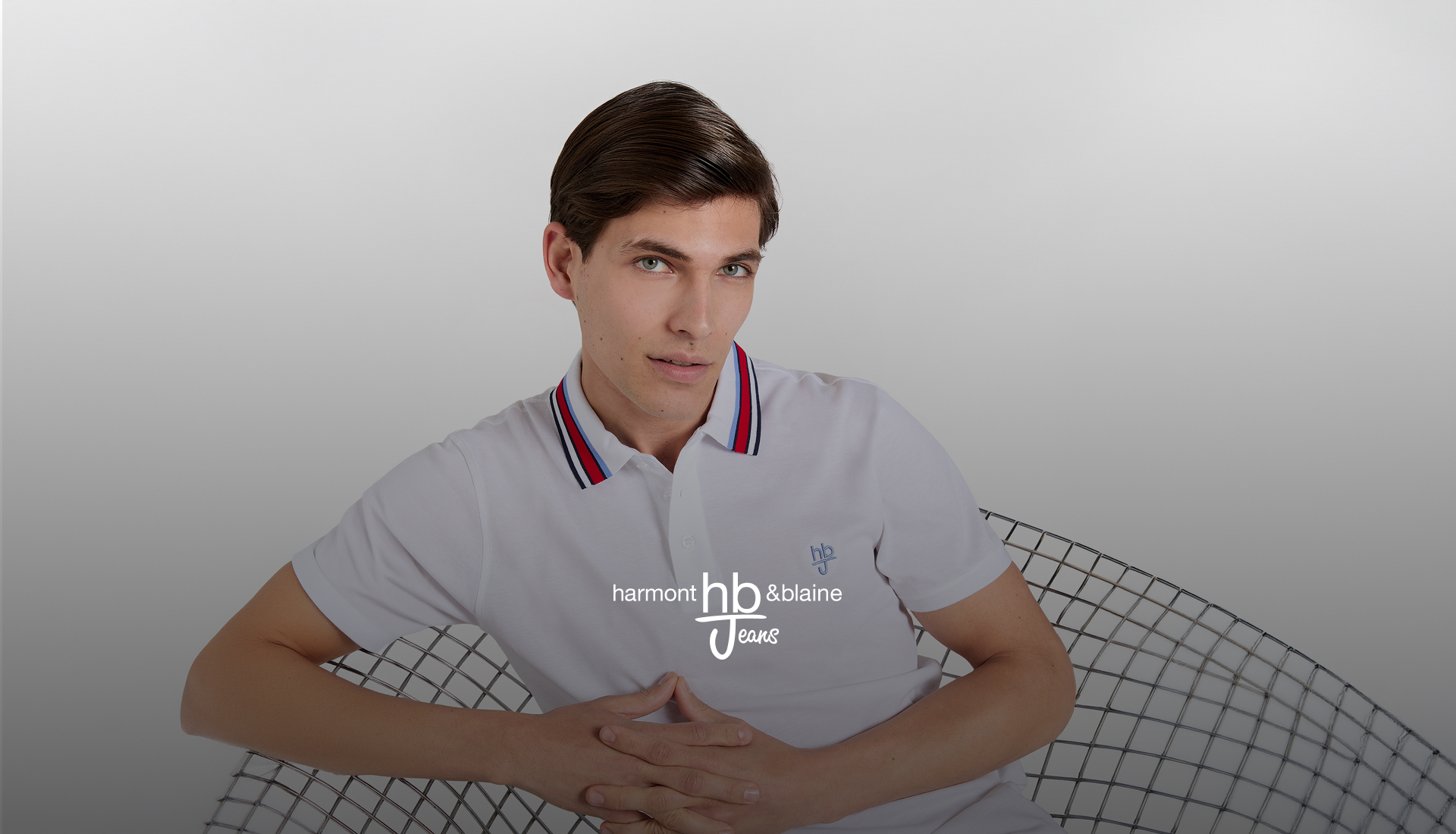 Felpa blu HBJ con logo ricamato e jeans scuri, immagine promozionale per i saldi HB Jeans.