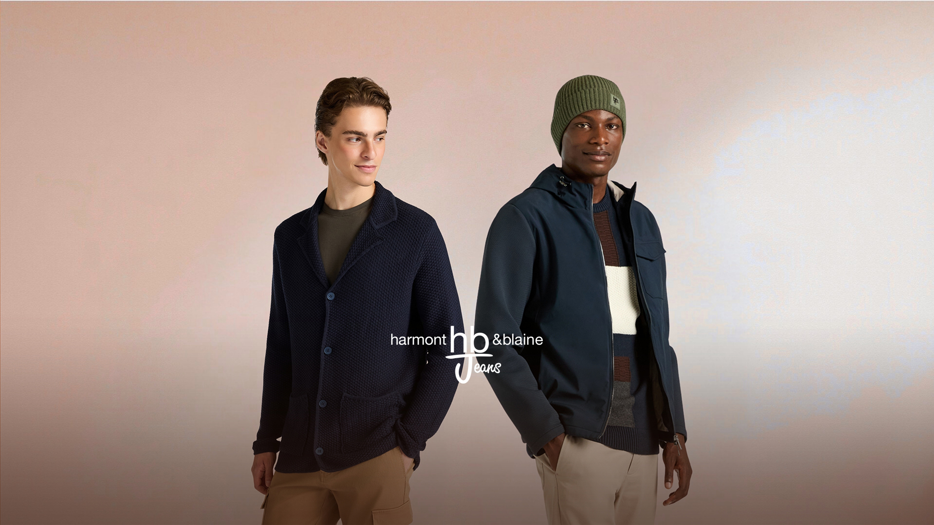 Felpa blu HBJ con logo ricamato e jeans scuri, immagine promozionale per i saldi HB Jeans.