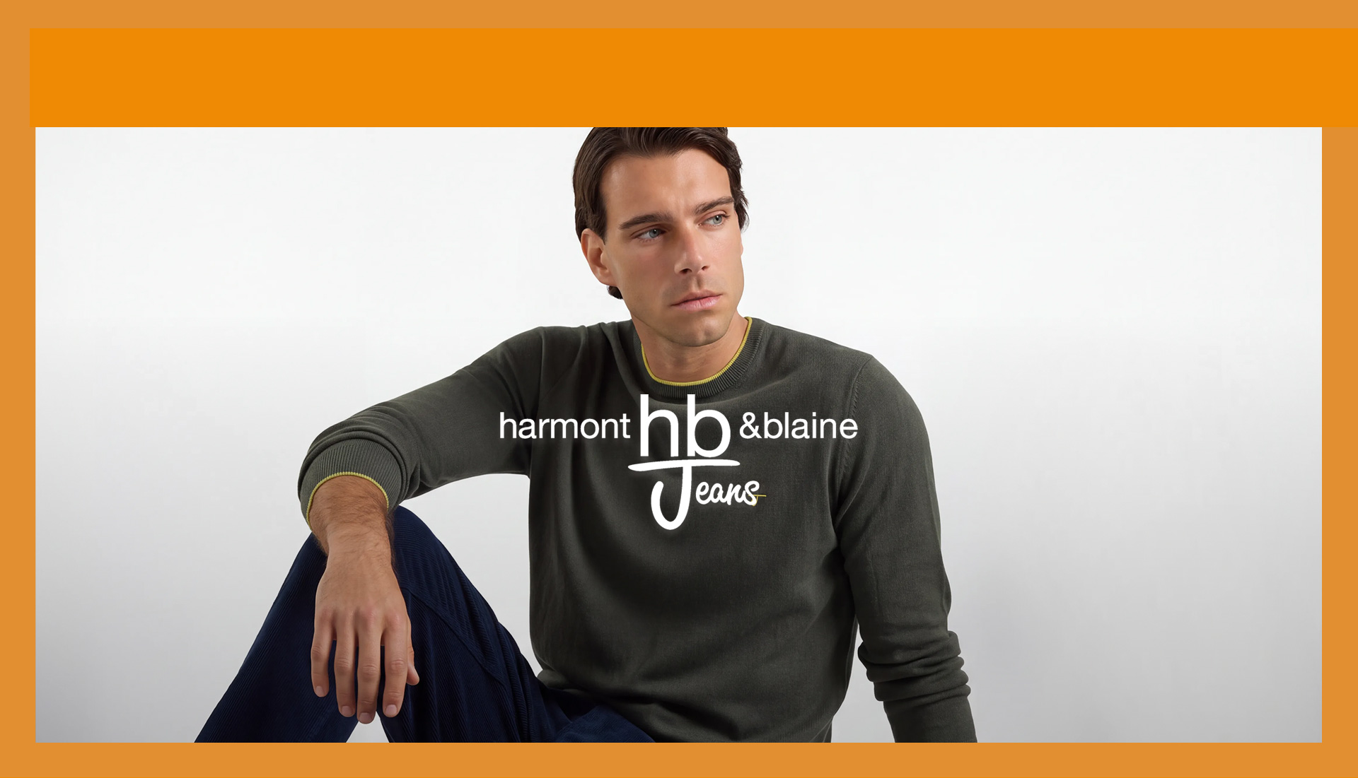 L'immagine rappresenta il banner promozionale per la promo HallowEEK HB Jeans. Mostra un modello maschile seduto su sfondo chiaro con maglia verde oliva e pantaloni scuri, incorniciato da un bordo arancione e sovrastato in posizione centrale dal logo bianco "Harmont & Blaine HB Jeans