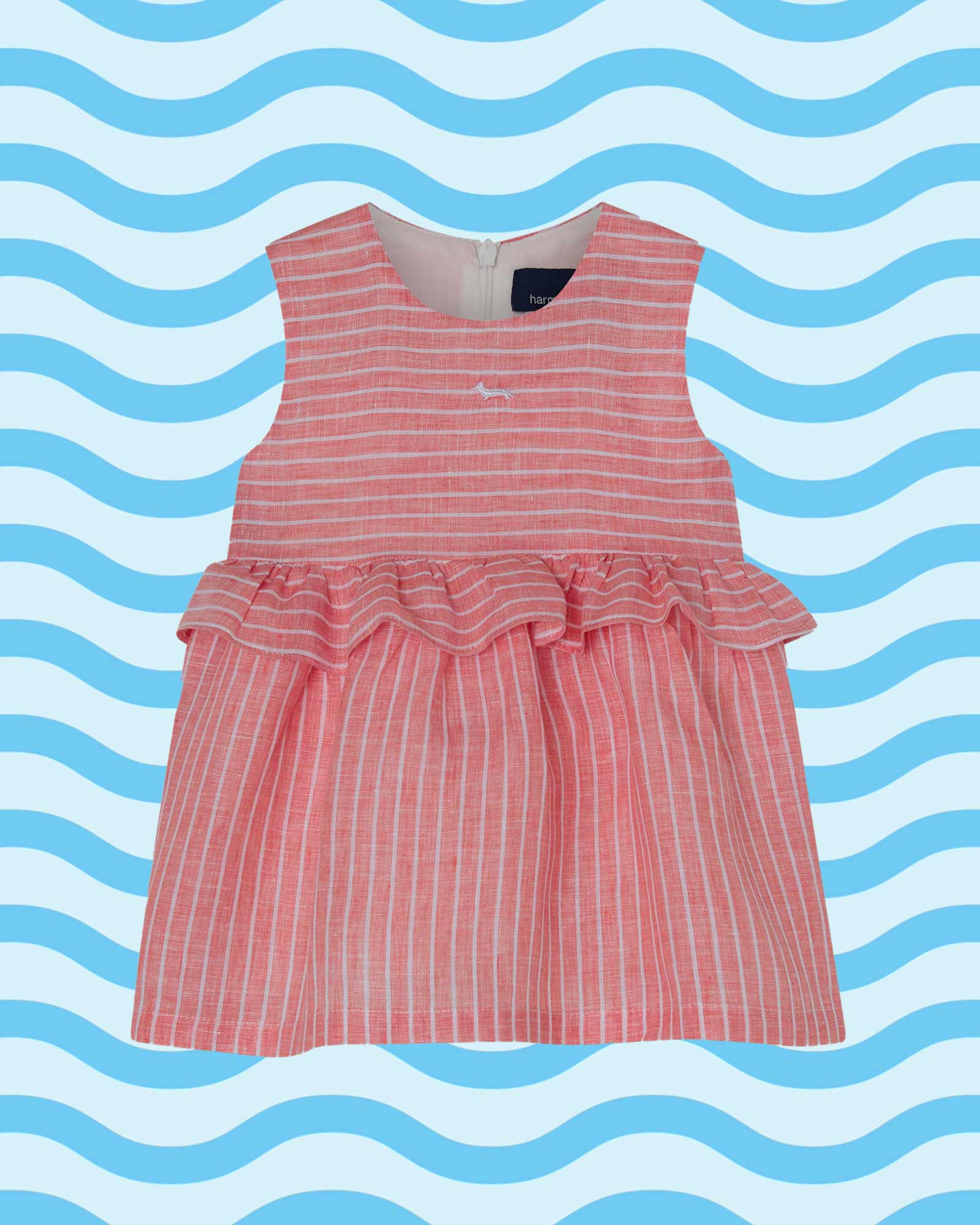 Vestitino rosa a righe per bambina con balza, su sfondo ondulato azzurro.